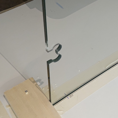 Glasvägg 1100x2000 mm, monterad höjd 2000 mm, en flisa är borta i underkant